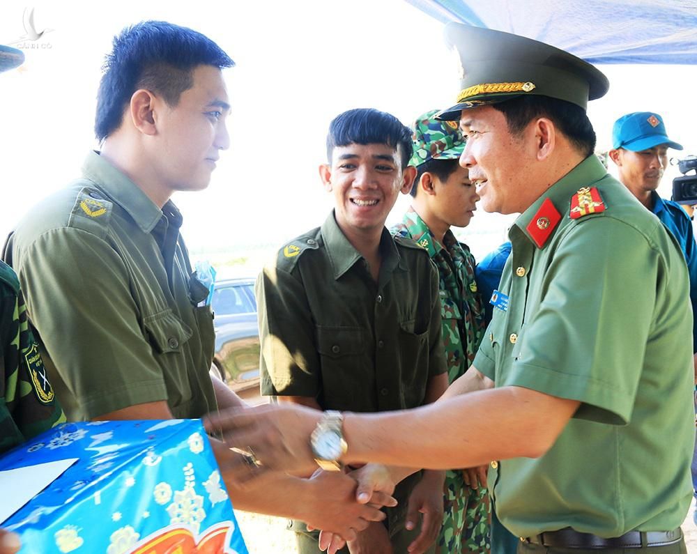 Đại tá Đinh Văn Nơi, Giám đốc Công an tỉnh An Giang, trực tiếp đi thăm hỏi, động viên CBCS đang đóng chốt trên tuyến biên giới.