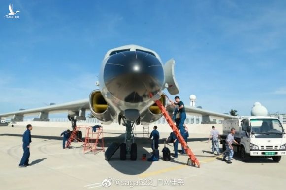 Hình ảnh cho thấy máy bay ném bom H-6J của Trung Quốc dường như hạ cánh phi pháp trên đảo Phú Lâm thuộc quần đảo Hoàng Sa /// Weibo saga522_FIA桂系