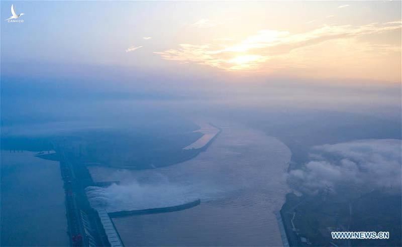 Hình ảnh loạt thành phố Trung Quốc ngập trong lũ, đập Tam Hiệp mở 6 cửa xả