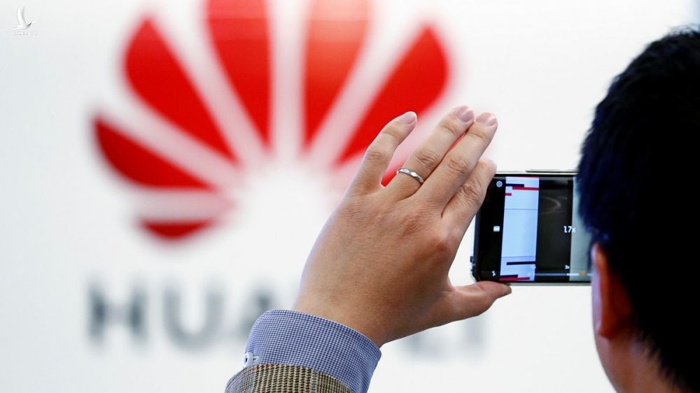 Mỹ ngày càng siết chặt lệnh cấm với Huawei. Ảnh: NDTV.