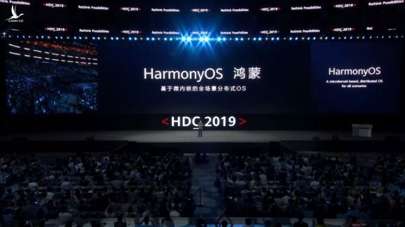 Huawei giới thiệu hệ điều hành Harmony của mình tại sự kiện các nhà phát triển của hãng năm 2019. Ảnh: Uganda Minnor.