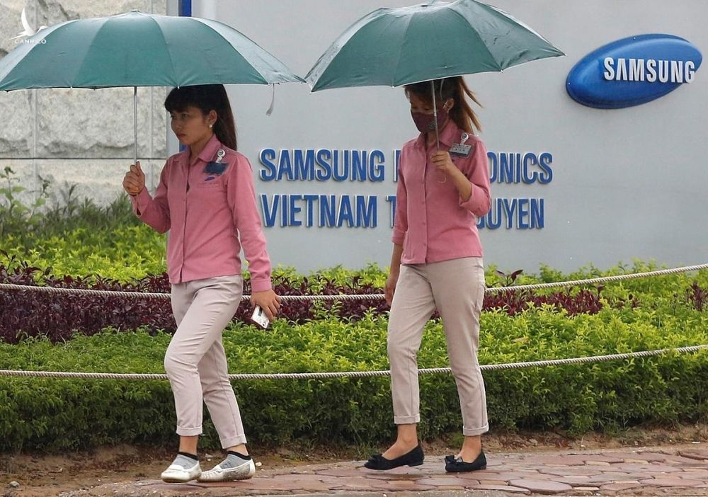 Công nhân đi ngang qua cổng nhà máy Samsung ở Thái Nguyên vào tháng 10/2016. Ảnh: Reuters