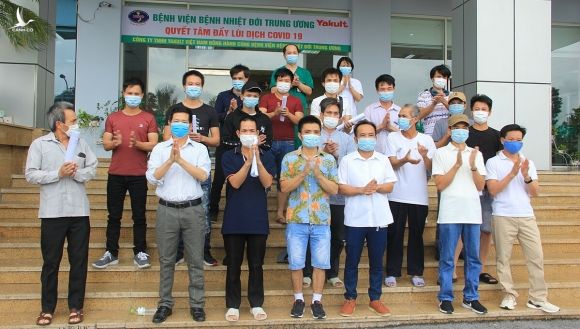 19 bệnh nhân Covid-19 ra viện hôm nay. Ảnh: Thanh Sơn.