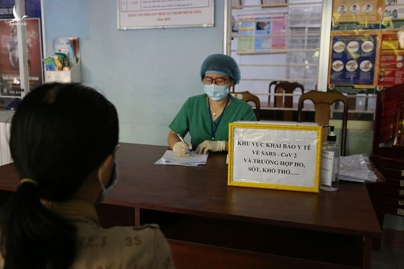 Người dân đến Trạm y tế phường Thanh Bình, quận Hải Châu khai báo y tế sáng 26/7. Ảnh: Đắc Thành.