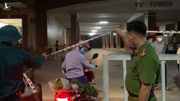 Hà Nội: Dựng lều dã chiến, phong tỏa 2 tòa chung cư vì cư dân nghi nhiễm Covid-19 - ảnh 1