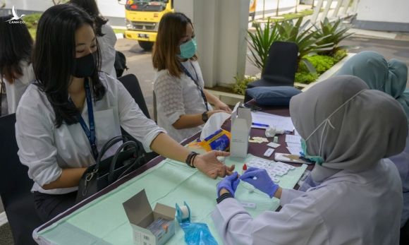 Người dân lấy mẫu xét nghiệm tại tỉnh Tây Java, Indonesia, hôm 14/8. Ảnh: AFP.