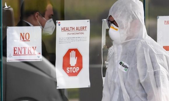 Nhân viên y tế bước vào trung tâm chăm sóc người cao tuổi Epping Gardens ở vùng ngoại ô Epping, thành phố Melbourne, Australia, ngày 30/7. Ảnh: Reuters.