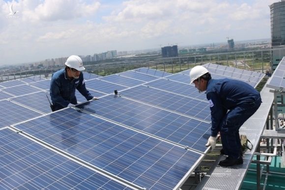 Lắp đặt điện mặt trời mái nhà tại TP HCM. Ảnh: EVNHCM.