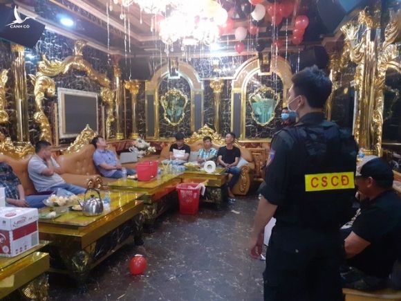 Công an Tây Ninh bắt quả tang nhóm người tàng trữ, tổ chức sử dụng trái phép chất ma túy tại cơ sở karaoke Hải Triều /// Ảnh: Ngọc Hà