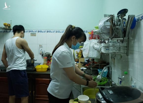 Vợ chồng Mai nấu ăn tại nhà người bạn trong những ngày kẹt lại Đà Nẵng: Ảnh: Hoàng Phương.