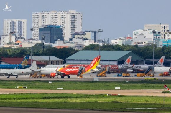 Máy bay đậu tại sân bay Tân Sơn Nhất khi nhiều đường bay dừng hoạt động vào tháng 4 do dịch Covid-19, Ảnh: Quỳnh Trần.