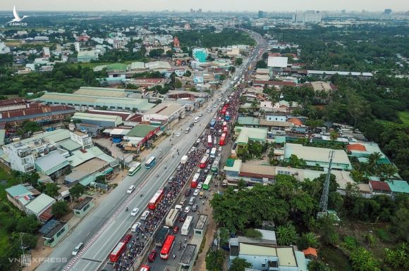 Kẹt xe trên quốc lộ 1A, đoạn qua huyện Bình Chánh, TP HCM trong ngày 2/9/2019. Ảnh: Quỳnh Trần.