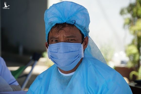 Một nhân viên y tế tại chốt kiểm tra y tế cửa ngõ phía Bắc tỉnh Quảng Ngãi, ngày 30/7. Ảnh: Phạm Linh.