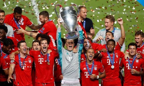 Thủ môn Manuel Neuer lần thứ hai nâng Cup vô địch Champions League cùng Bayern, sau năm 2013. Ảnh: AP