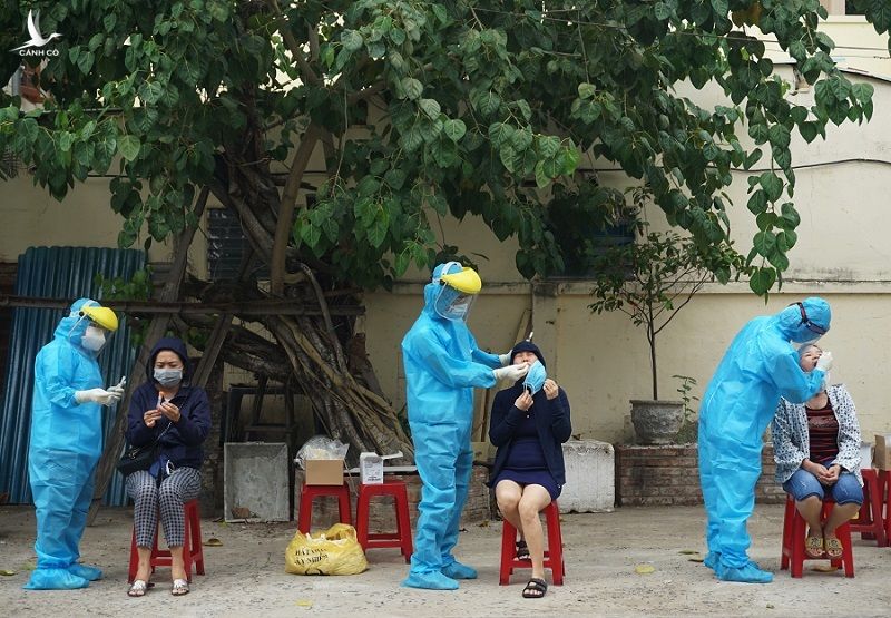 Người dân xếp hàng dài chờ lấy mẫu xét nghiệm Covid-19 ở Đà Nẵng