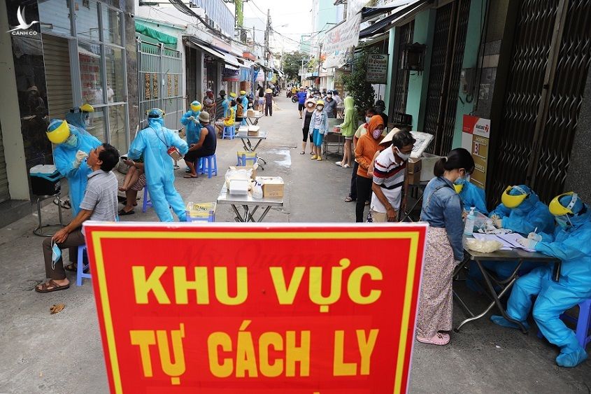 Người dân xếp hàng dài chờ lấy mẫu xét nghiệm Covid-19 ở Đà Nẵng