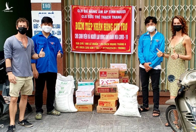 Người nước ngoài mua nhu yếu phẩm tiếp sức Đà Nẵng chống dịch