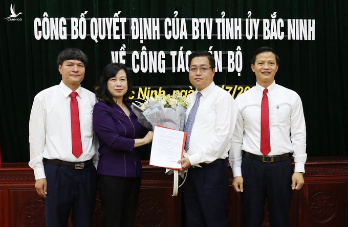 Ông Nguyễn Nhân Chinh (thứ hai từ phải qua) nhận quyết định điều động làm Bí thư Thành ủy Bắc Ninh. Ảnh: Tỉnh đoàn Bắc Ninh