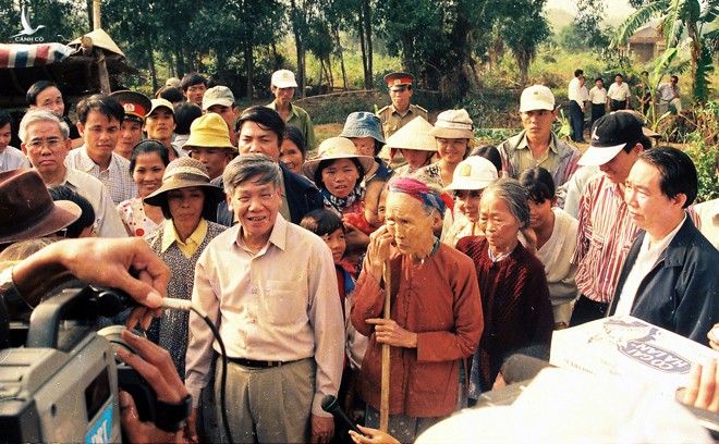 Tổng bí thư Lê Khả Phiêu thăm hỏi người dân xã Hòa Phú, H.Hòa Vang sau trận lũ quét lịch sử năm 1999 /// Ảnh: Nhân Mùi/baodanang.vn