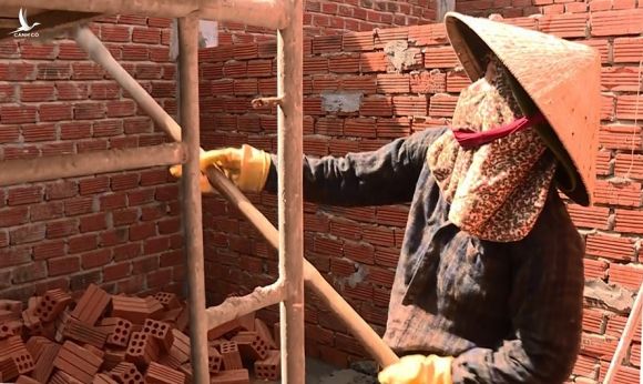 Chị Dũng làm phụ hồ tại căn nhà đang xây ở xã Tịnh Long, TP Quảng Ngãi. Ảnh: Duy Hưng.