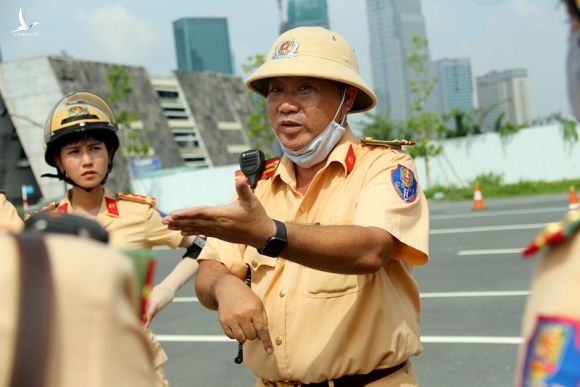 Trung tá Nguyễn Văn Bình – Phó Trưởng Phòng PC08 cũng có mặt để hướng dẫn, động viên các bóng hồng nỗ lực luyện tập khi ngày ra mắt sắp cận kề.