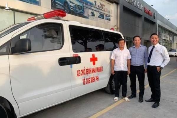 Ông Đoàn Ngọc Hải mua xe cứu thương chở bệnh nhân nghèo về quê