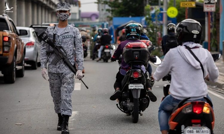 Binh sĩ Philippines tuần tra khu vực bị phong tỏa vì Covid-19 ở Manila hôm 5/8. Ảnh: Reuters.