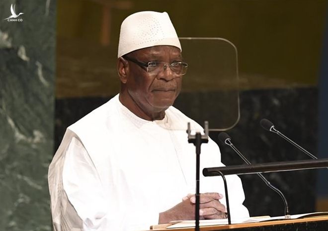 Bị lính đảo chính bắt giam, Tổng thống Mali lên truyền hình xin từ chức - Ảnh 1.