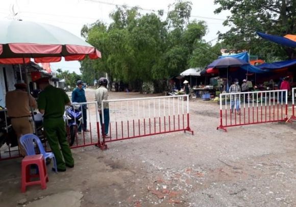 Thêm một trạm trưởng y tế bị đình chỉ công tác do lơ là chống dịch - Ảnh 1. Thêm một trạm trưởng y tế bị đình chỉ công tác do lơ là chống dịch - Ảnh 1.
