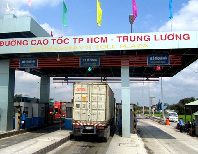 Thu phí trên cao tốc TP HCM - Trung Lương. Ảnh: Hữu Công.