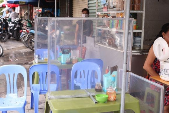 Nhiều hàng quán tại Hà Nội lắp vách ngăn phòng dịch để tiếp tục kinh doanh2