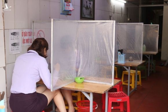 Nhiều hàng quán tại Hà Nội lắp vách ngăn phòng dịch, giúp khách hàng hạn chế tiếp xúc khi ăn uống /// ẢNH: DƯƠNG LAN