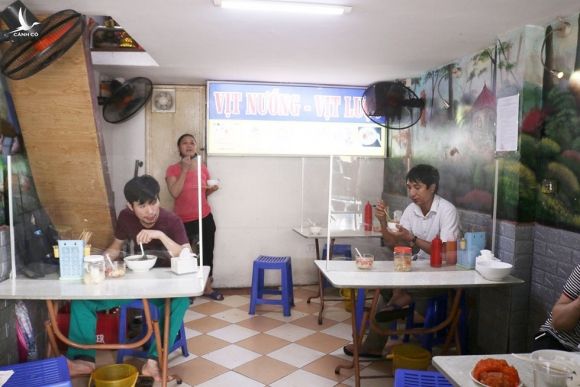 Nhiều hàng quán tại Hà Nội lắp vách ngăn phòng dịch để tiếp tục kinh doanh4