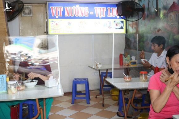 Nhiều hàng quán tại Hà Nội lắp vách ngăn phòng dịch để tiếp tục kinh doanh5