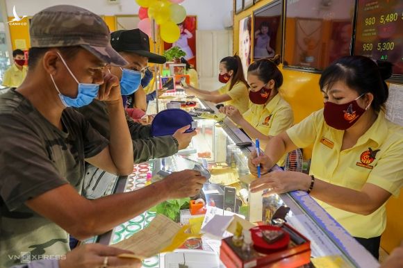 Người dân mua bán vàng tại một tiệm vàng ở Bình Thạnh, ngày 7/8/2020. Ảnh: Quỳnh Trần.