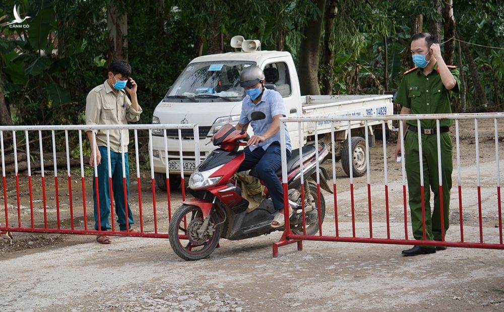 Người dân ra vào khu cách ly khu phố Nam Bắc, phường Quảng Vinh được kiểm tra kỹ lưỡng. Ảnh: Lê Hoàng.