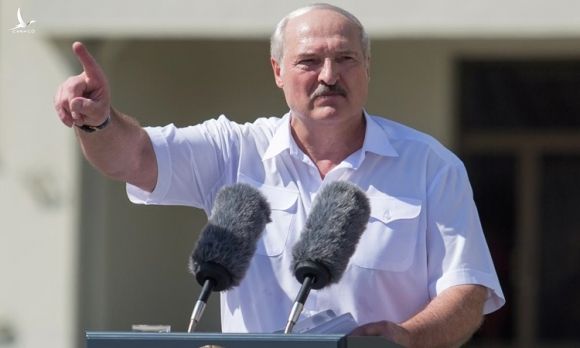 Tổng thống Lukashenko phát biểu trước đám đông người ủng hộ tại Quảng trường Độc lập ở Minsk ngày 16/8. Ảnh: Reuters.