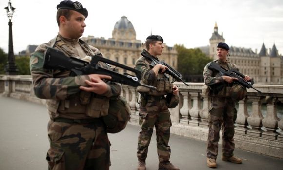 Nhân viên an ninh được bố trí tăng cường sau một cuộc tấn công vào trụ sở cảnh sát ở Paris, Pháp, hồi tháng 10/2019. Ảnh: Reuters.