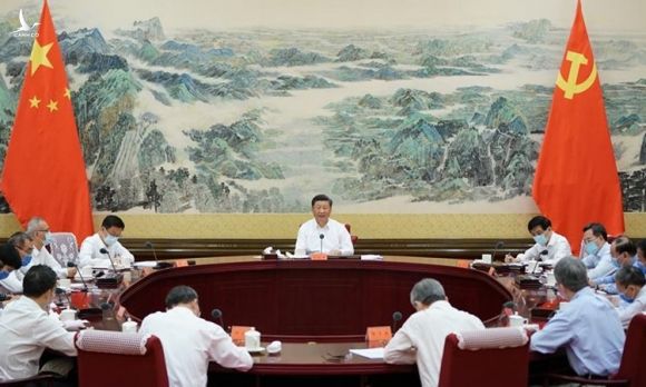 Chủ tịch Trung Quốc Tập Cận Bình (giữa) chủ trì hội thảo tại Bắc Kinh hôm 24/8. Ảnh: Xinhua.