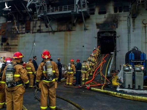 Thủy thủ hải quân Mỹ bị điều tra vì nghi ngờ phóng hỏa tàu chiến USS Bonhomme Richard - ảnh 1