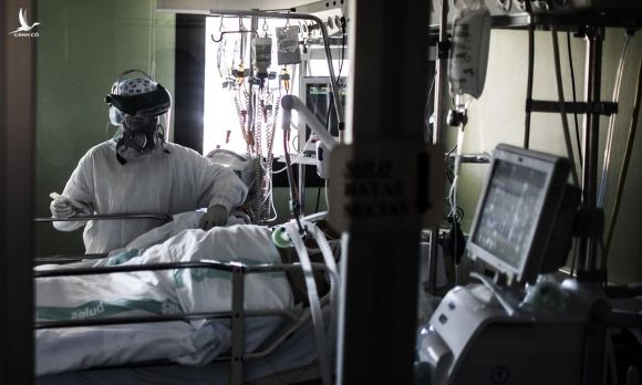 Nhân viên y tế chăm sóc bệnh nhân Covid-19 tại Bệnh viện Lâm sàng Đại học Lozano Blesa ở thành phố Zaragoza tuần trước. Ảnh: WSJ.