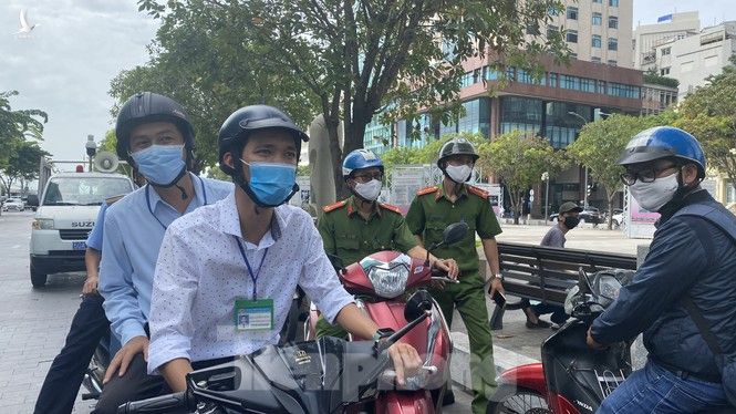 Nhiều người Sài Gòn bị nhắc nhở vì không đeo khẩu trang - ảnh 2