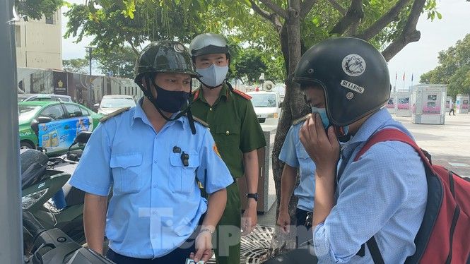Nhiều người Sài Gòn bị nhắc nhở vì không đeo khẩu trang - ảnh 4