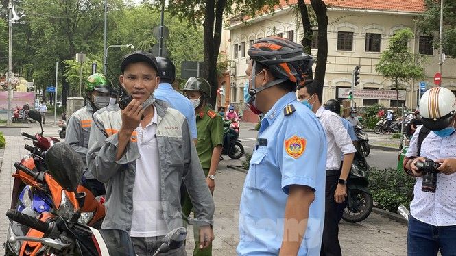 Nhiều người Sài Gòn bị nhắc nhở vì không đeo khẩu trang - ảnh 9