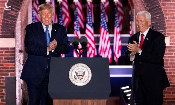 Tổng thống Mỹ Donald Trump (trái) và phó tướng Mike Pence tại Hội nghị Toàn quốc đảng Cộng hòa tổ chức ở Baltimore, bang Maryland, hôm 26/8. Ảnh: Reuters.