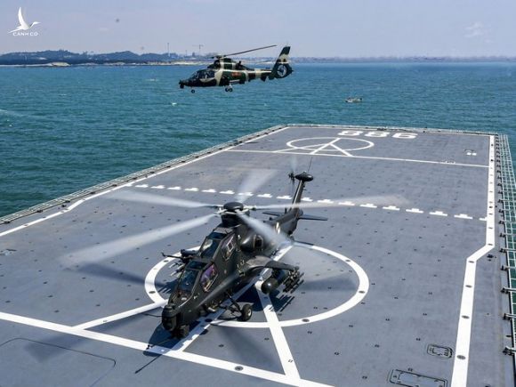 Trực thăng chiến đấu và tàu đổ bộ của Trung Quốc trong một cuộc tập trận /// CHINAMIL
