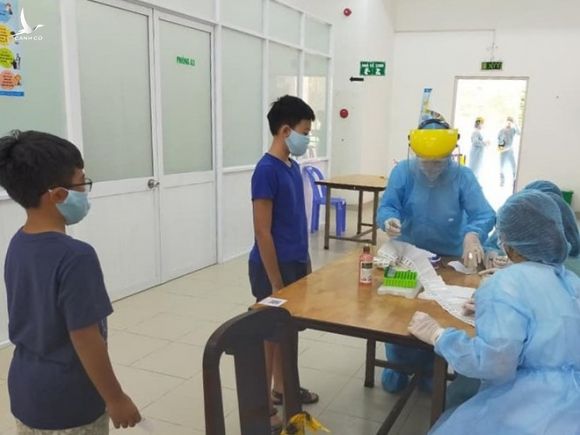 Người dân về từ Đà Nẵng thực hiện khai báo y tế, lấy mẫu xét nghiệm tại Q.Tân Bình, TP.HCM /// ẢNH: HCDC