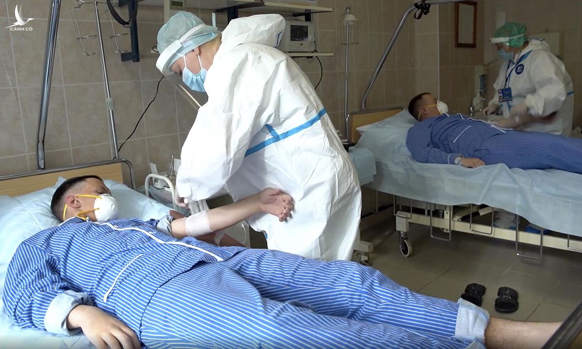 Nhân viên y tế chuẩn bị lấy máu của tình nguyện viên tham gia thử nghiệm vaccine Covid-19 tại Bệnh viện Quân đội Budenko, ngoại ô thủ đô Moskva, hồi giữa tháng 7. Ảnh: AP