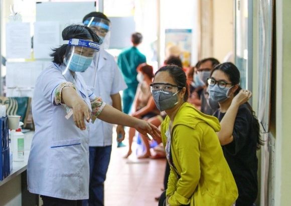 Nhân viên y tế hướng dẫn người dân đi lấy mẫu xét nghiệm nCoV tại Trung tâm y tế quận Phú Nhuận ngày 1/8. Ảnh: Tuấn Việt