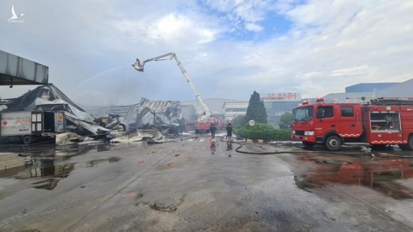 Bắc Ninh: Đã khống chế được đám cháy lớn tại KCN Yên Phong - Ảnh 2.